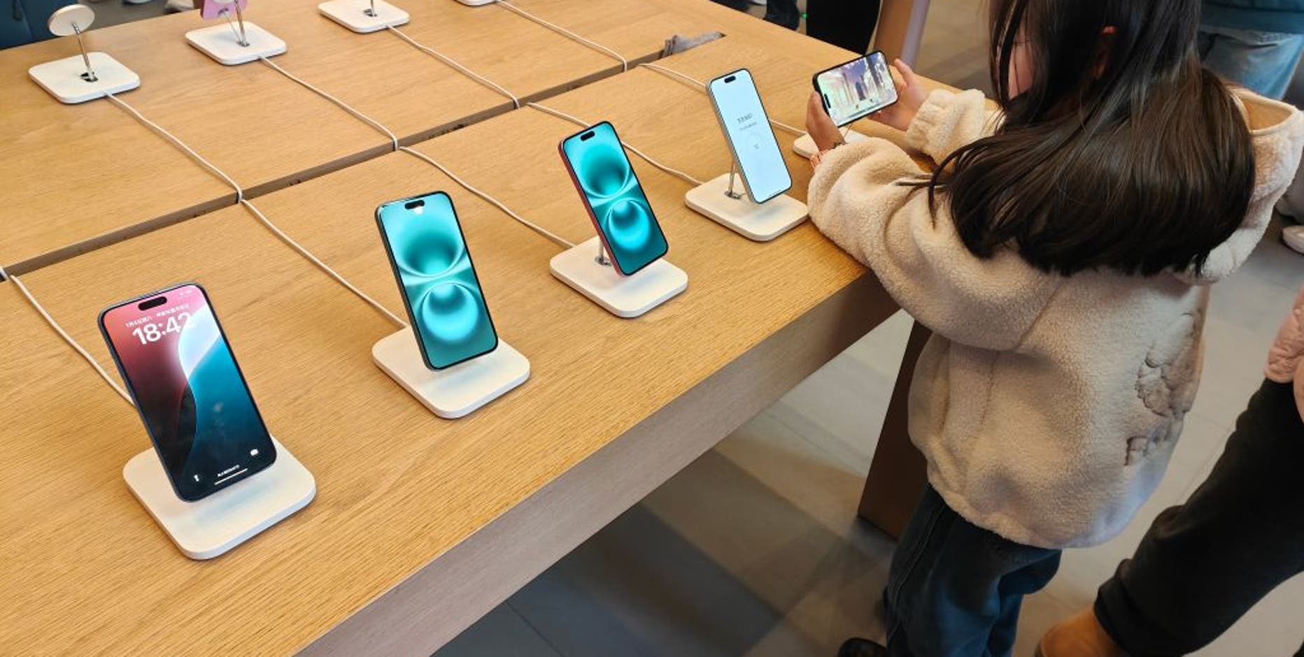 Should cellphones be banned in class? NJ high school tries it out